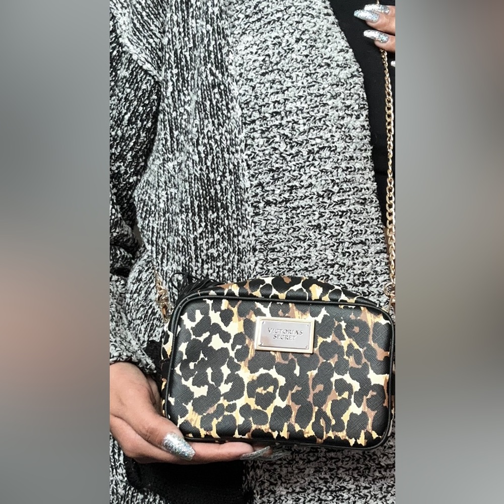 VICTORIAS SECRET POUCH CROSSBODY